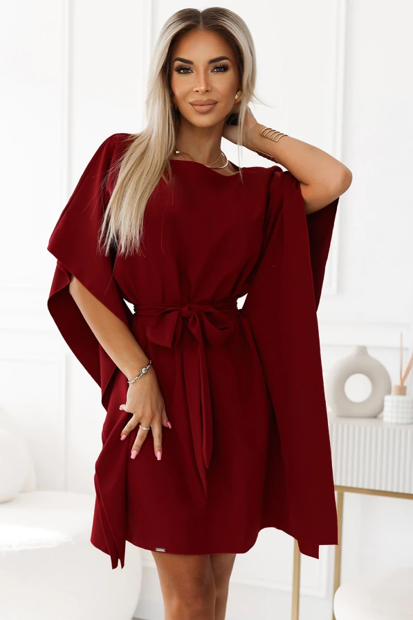 Elegantiška bordo spalvos suknelė su plačiomis rankovėmis ir diržu, pabrėžiančiu liemenį. Suknelė puikiai tinka tiek kasdienai, tiek ypatingoms progoms.