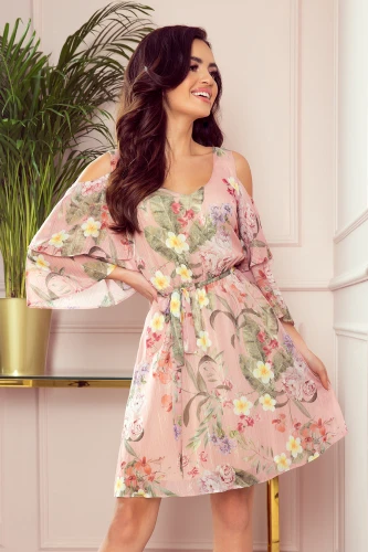 Rožinė, gėlėta suknelė su šifono rankovėmis ir atvirais pečiais suteikia lengvumo ir elegancijos. Suknelė puikiai tinka vasaros progoms, pabrėžiant moteriškumą ir stilių.}