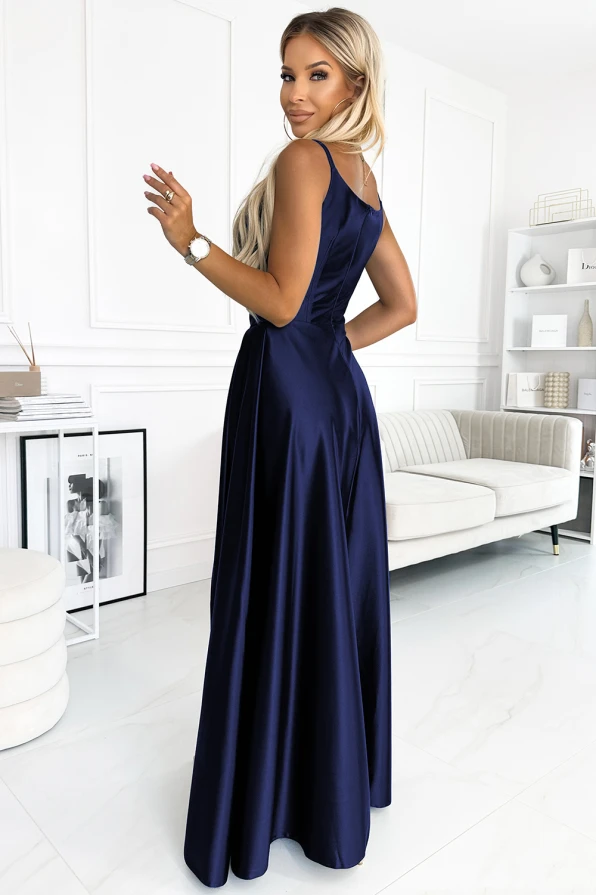 Elegantiška ilga tamsiai mėlyna suknelė su plonomis petnešėlėmis ir subtiliu blizgesiu. Suknelė puikiai tinka ypatingoms progoms, suteikianti rafinuotumo ir elegancijos.