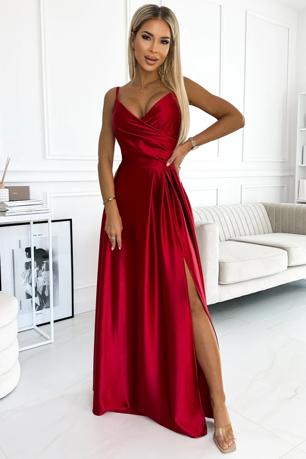 Elegantiška raudona maxi suknelė su plonomis petnešėlėmis ir gilia iškirpte. Suknelė pasižymi šoniniu skeltuku, suteikiančiu grakštumo ir rafinuotumo.