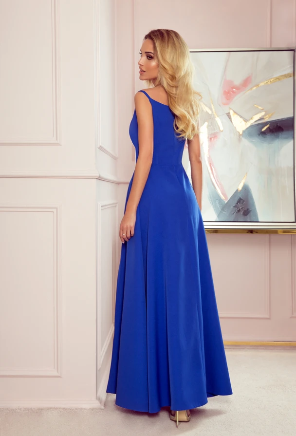 Elegantiška ilga mėlyna suknelė su plačiais petnešėlėmis ir prigludusiu liemeniu. Suknelė puikiai tinka ypatingoms progoms, suteikianti rafinuotumo ir elegancijos.