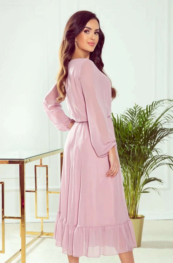 Šifoninė midi suknelė švelniai rožinės spalvos su ilgomis rankovėmis ir elegantišku raukiniu apačioje. Suknelė puikiai tinka tiek kasdienai, tiek ypatingoms progoms, suteikiant lengvumo ir elegancijos.