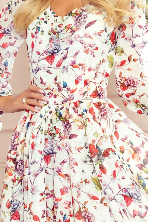 Šifoninė suknelė su gėlių raštu, kuri suteikia lengvumo ir elegancijos pojūtį. Suknelė turi ilgomis rankovėmis ir subtiliai paryškintą liemenį, pabrėžiantį moterišką siluetą.