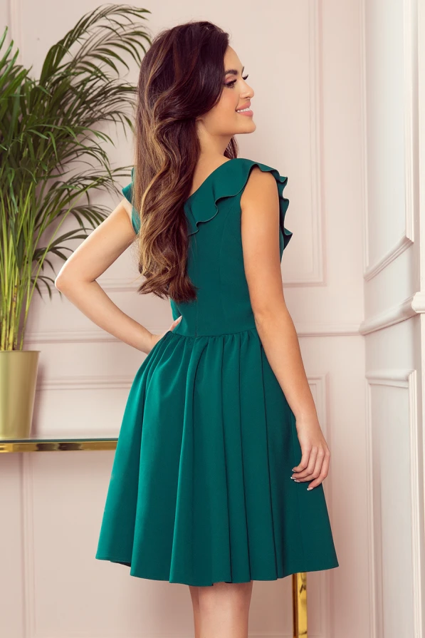 Žalia suknelė su raukiniais ant pečių ir klostuotu sijonu suteikia elegancijos ir žaismingumo. Suknelė puikiai tinka tiek kasdienai, tiek ypatingoms progoms.