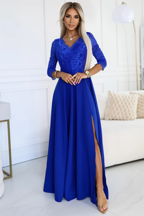 Elegantiška ilga mėlyna suknelė su nėrinių viršumi ir trijų ketvirčių rankovėmis. Suknelė turi aukštą skeltuką, suteikiantį elegancijos ir žavesio.