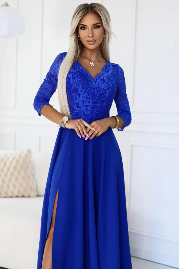 Ilga elegantiška mėlyna suknelė su nėrinių viršumi ir trijų ketvirčių rankovėmis. Suknelė turi subtilų skeltuką, suteikiantį rafinuotumo ir elegancijos.