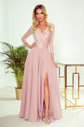Elegantiška ilga suknelė su nėrinių viršumi ir trijų ketvirčių rankovėmis, subtiliai pabrėžianti moteriškumą. Švelniai rožinė spalva ir elegantiškas skeltukas suteikia rafinuotumo ir žavesio.}