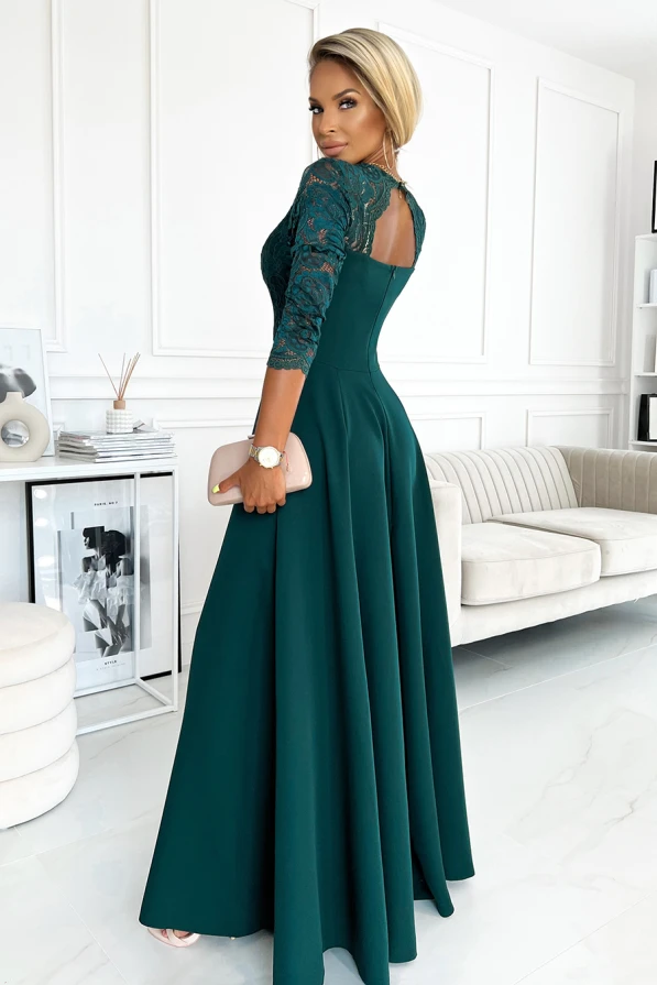 Elegantiška ilga suknelė su nėrinių viršumi ir trijų ketvirčių rankovėmis, puikiai tinkanti ypatingoms progoms. Suknelė pasižymi sodria smaragdo spalva ir elegantišku kirpimu, kuris pabrėžia figūrą.
