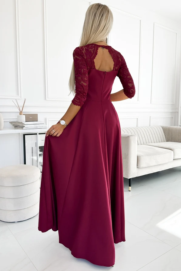 Ilga elegantiška bordo spalvos suknelė su nėrinių rankovėmis ir subtilia iškirpte nugaroje. Suknelė puikiai tinka ypatingoms progoms, suteikianti rafinuotumo ir elegancijos.