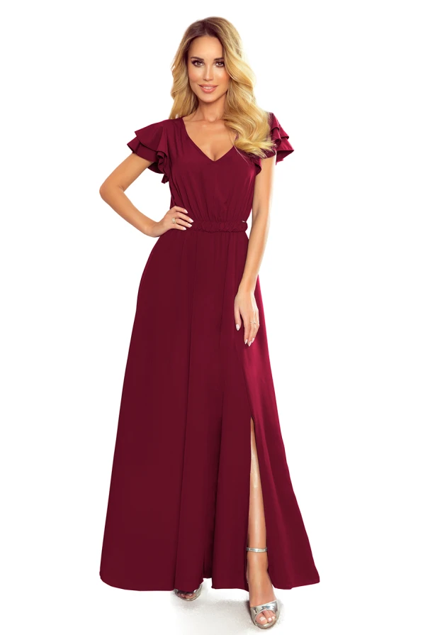 Ilga, elegantiška bordo spalvos suknelė su V formos iškirpte ir trumpomis rauktomis rankovėmis. Suknelė turi subtilų skeltuką, suteikiantį judesiui lengvumo ir elegancijos.