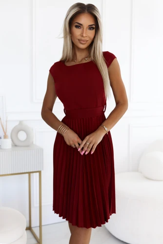 Elegantiška, raudona, plisuota suknelė su trumpomis rankovėmis ir apvalia iškirpte. Suknelė puikiai tinka tiek kasdienai, tiek ypatingoms progoms, suteikdama rafinuotumo ir stiliaus.}