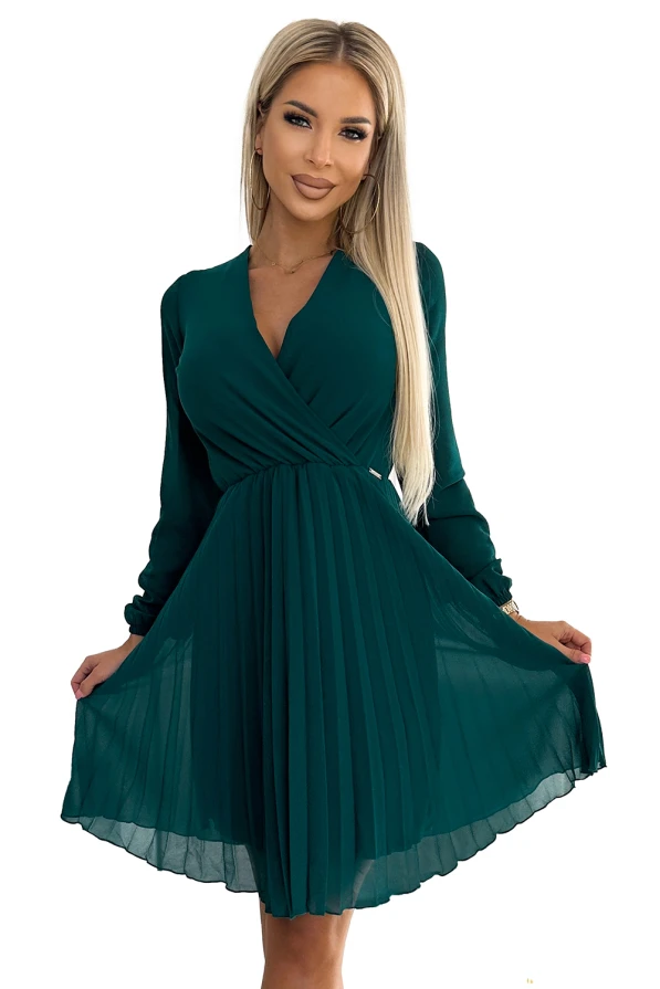 Žalia, plisuota suknelė su ilgomis rankovėmis ir V formos iškirpte, suteikianti elegancijos ir rafinuotumo. Suknelė puikiai tinka tiek kasdienai, tiek ypatingoms progoms.