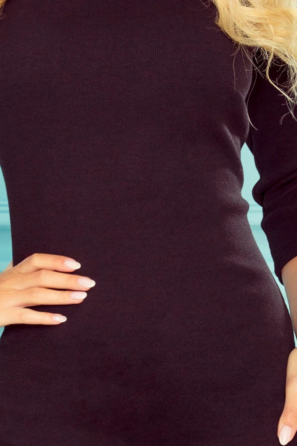 Elegantiška, prigludusi midi suknelė su trijų ketvirčių rankovėmis, pagaminta iš tamsiai rudos, prigludusios medžiagos. Suknelė puikiai tinka tiek kasdieniam dėvėjimui, tiek ypatingoms progoms.