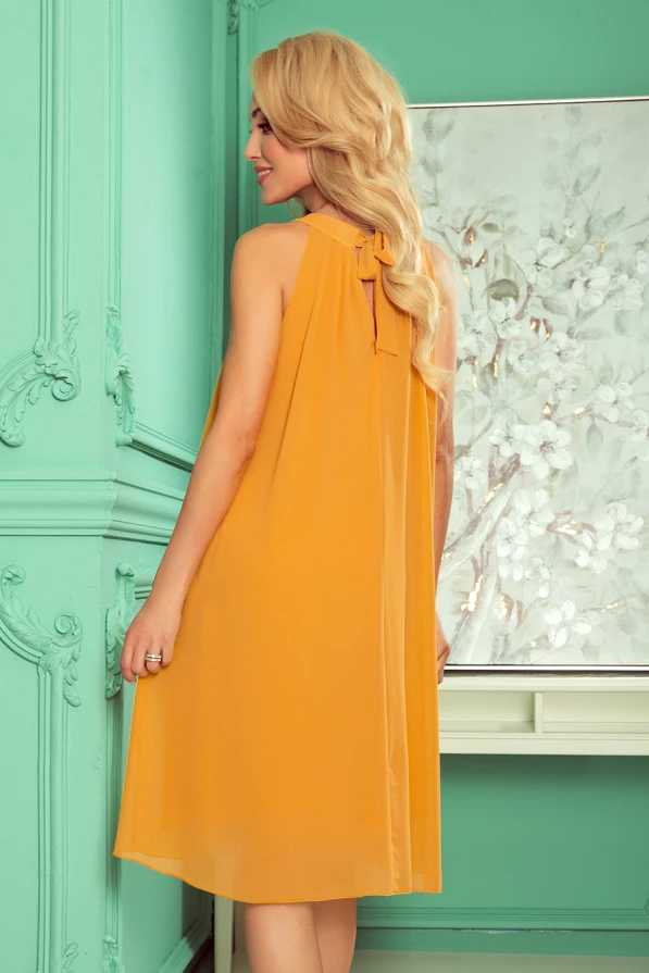 Moteriška suknelė iš lengvo šifono audinio, pasižyminti ryškia geltona spalva. Suknelė turi elegantišką kaklaraištį nugaroje, suteikiantį papildomo žavesio.