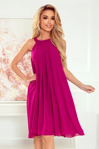 Ryškiai rožinė šifoninė suknelė su laisvai krentančiu kirpimu ir elegantiškais klostėmis. Suknelė puikiai tinka vasaros renginiams, suteikianti lengvumo ir elegancijos.}