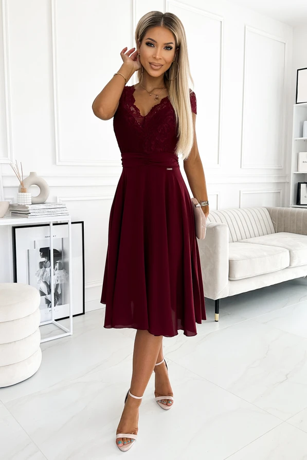 Elegantiška bordo spalvos šifoninė suknelė su nėrinių viršumi ir trumpomis rankovėmis. Suknelė puikiai tinka ypatingoms progoms, suteikianti rafinuotumo ir moteriškumo.