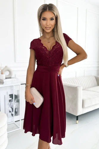 Elegantiška bordo spalvos šifoninė suknelė su nėrinių viršumi ir trumpomis rankovėmis. Suknelė puikiai tinka ypatingoms progoms, suteikianti rafinuotumo ir moteriškumo.}