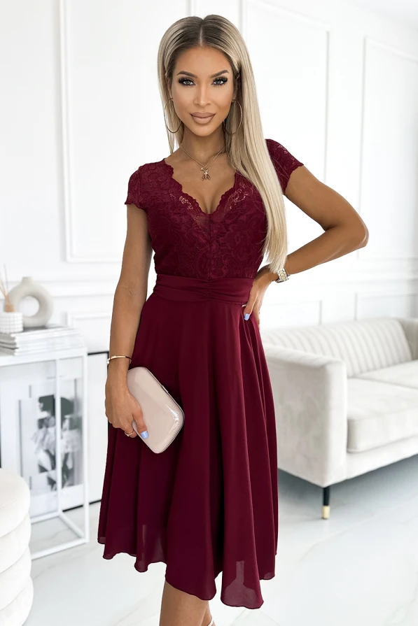 Elegantiška bordo spalvos šifoninė suknelė su nėrinių viršumi ir trumpomis rankovėmis. Suknelė puikiai tinka ypatingoms progoms, suteikianti rafinuotumo ir moteriškumo.