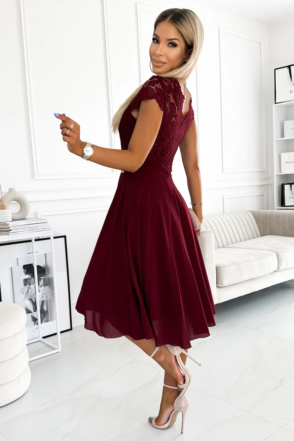 Elegantiška bordo spalvos šifoninė suknelė su nėrinių viršumi ir trumpomis rankovėmis. Suknelė puikiai tinka ypatingoms progoms, suteikianti elegancijos ir rafinuotumo.