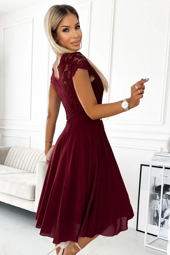 Elegantiška bordo spalvos šifoninė suknelė su nėrinių viršutine dalimi ir trumpomis rankovėmis. Suknelė puikiai tinka ypatingoms progoms, suteikianti rafinuotumo ir moteriškumo.