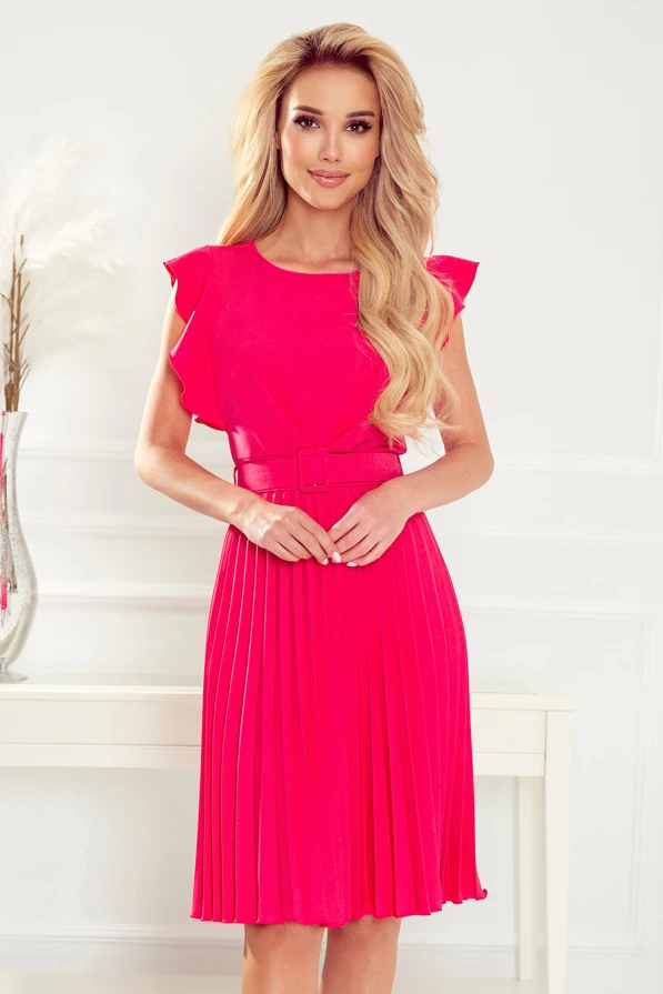 Ryškiai rožinė, plisuota suknelė su diržu ir rauktomis rankovėmis suteikia elegancijos ir moteriškumo. Suknelė puikiai tinka tiek kasdienai, tiek ypatingoms progoms.