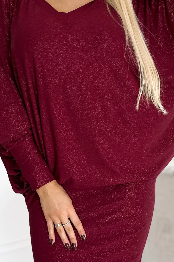 Elegantiška bordo spalvos suknelė su šikšnosparnio tipo rankovėmis ir subtiliu blizgesiu. Suknelė puikiai tinka tiek kasdienai, tiek ypatingoms progoms.