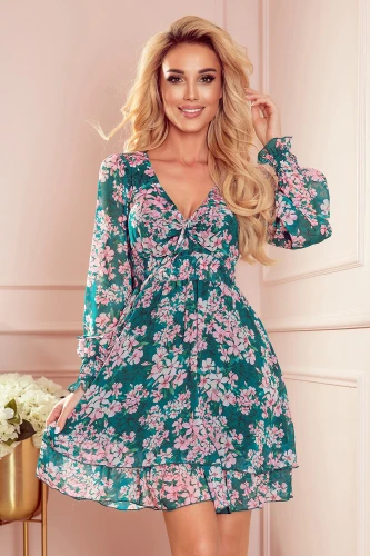 Žalia šifoninė suknelė su rožiniais gėlių raštais ir V formos iškirpte suteikia elegancijos ir moteriškumo. Ilgos rankovės ir lengvas audinys puikiai tinka pavasario ar vasaros progoms.}