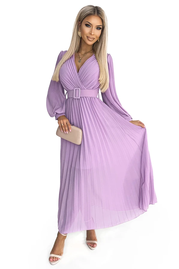 Ilga, violetinė, plisuota suknelė su diržu ir V formos iškirpte suteikia elegancijos ir rafinuotumo. Suknelė puikiai tinka ypatingoms progoms, pabrėžiant moteriškumą ir stilių.