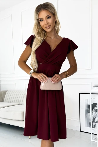 Elegantiška bordo spalvos suknelė su trumpomis rankovėmis ir subtiliu klostavimu ties juosmeniu. Suknelė puikiai tinka tiek kasdienai, tiek ypatingoms progoms, suteikiant elegancijos ir rafinuotumo.}