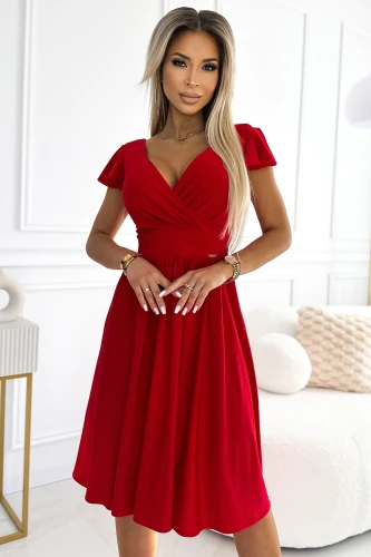 Raudona suknelė su elegantišku V formos iškirpimu ir trumpomis rankovėmis, puikiai pabrėžia figūrą. Suknelė yra pagaminta iš lengvo audinio, suteikiančio komfortą ir stilių.}