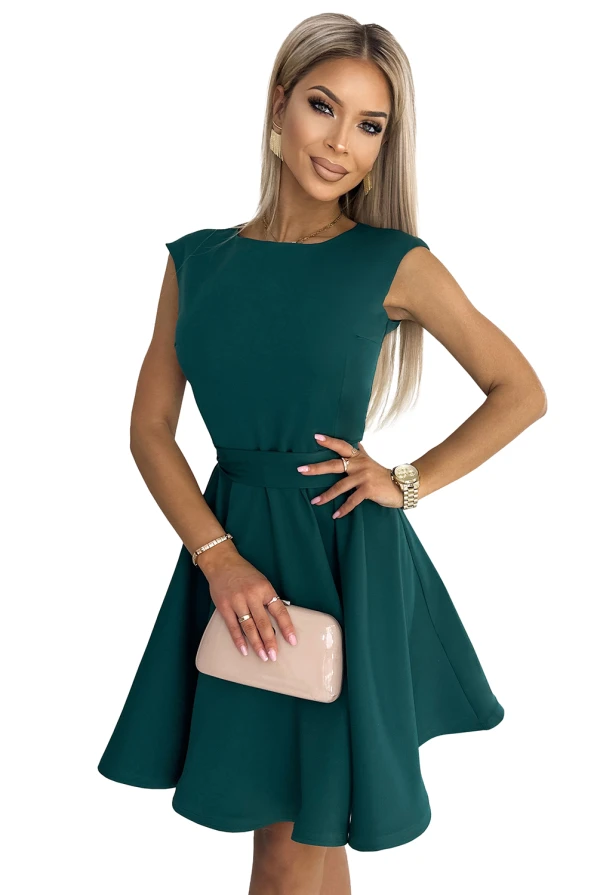 Elegantiška, tamsiai žalia suknelė su platėjančiu sijonu ir dirželiu, pabrėžiančiu liemenį. Suknelė be rankovių, puikiai tinkanti tiek kasdienai, tiek ypatingoms progoms.