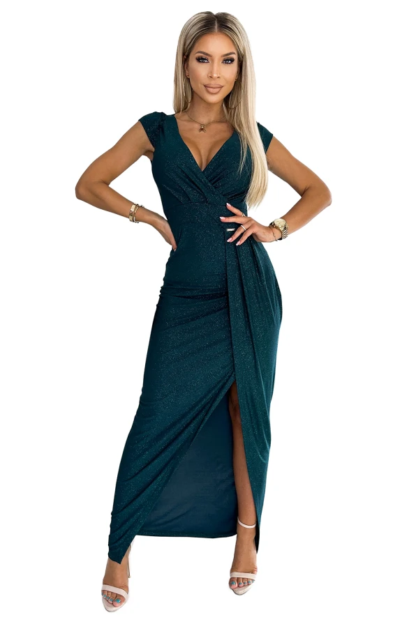 Blizganti, tamsiai žalia suknelė su elegantišku įvyniojimu ir subtiliu skeltuku priekyje. Suknelė turi trumpas rankoves ir yra puikiai pritaikyta vakariniams renginiams.