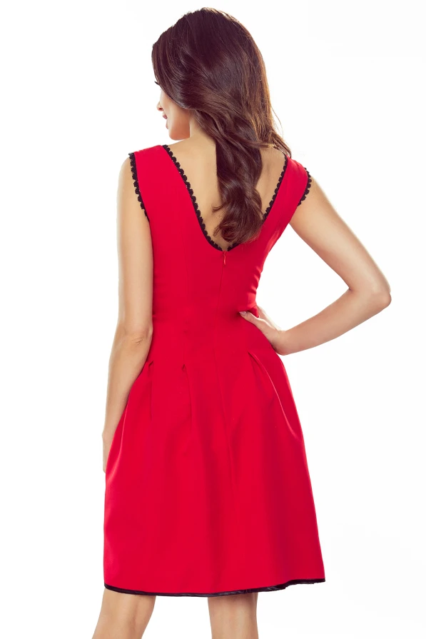 452-4 Išplatėjusi suknelė su nėriniu ant iškirptės - Raudona
