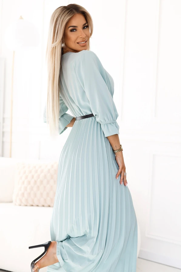 Šviesiai mėlyna, plisuota suknelė su trijų ketvirčių rankovėmis suteikia elegancijos ir lengvumo įspūdį. Suknelė puikiai tinka tiek kasdienai, tiek ypatingoms progoms.