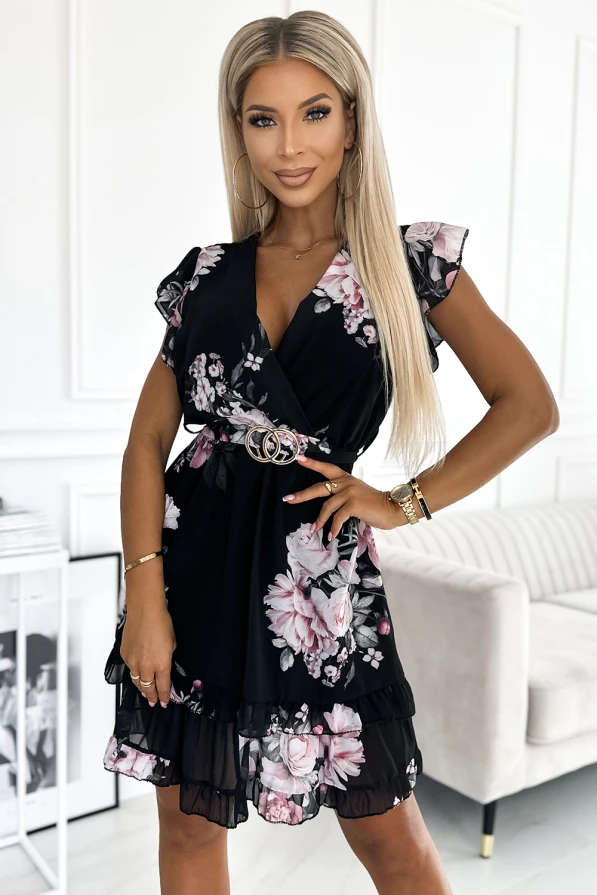 Elegantiška juoda suknelė su gėlių raštais ir subtiliais raukiniais, pabrėžianti moterišką siluetą. Suknelė turi V formos iškirptę ir dekoratyvinį diržą, suteikiantį papildomo žavesio.