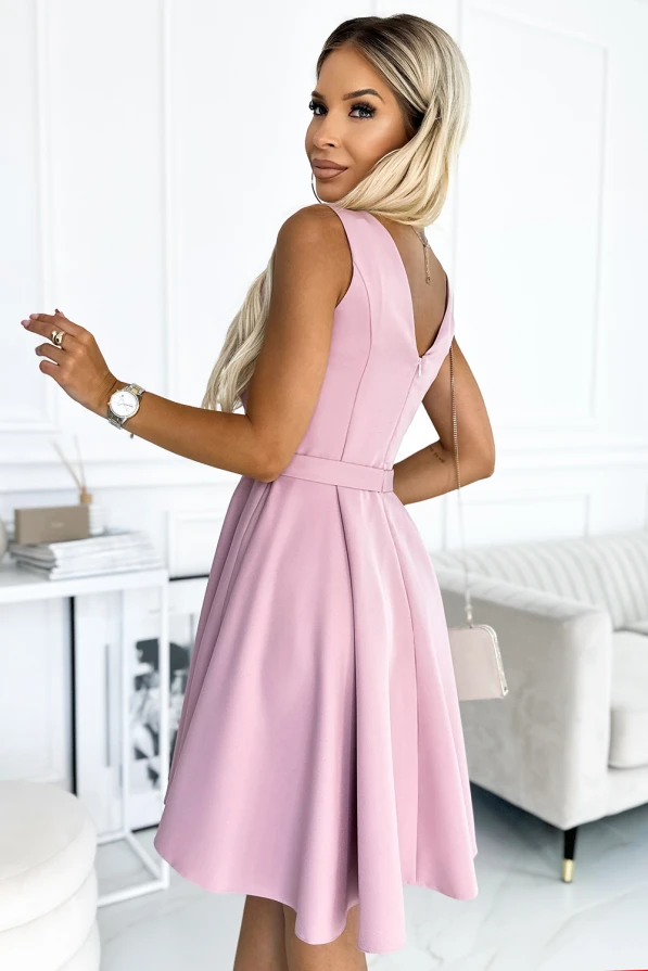 Elegantiška rožinė suknelė su V formos iškirpte ir dirželiu, pabrėžiančiu liemenį. Suknelė puikiai tinka tiek kasdienai, tiek ypatingoms progoms.