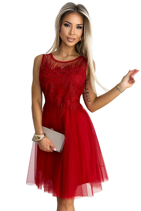 522-3 CATERINA Moteriška suknelė su nėriniais ir švelniu tiuliu - RAUDONA