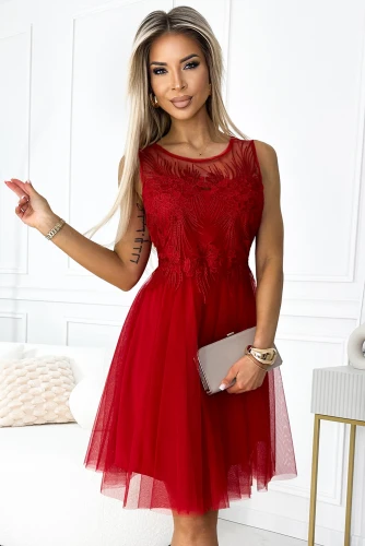 Elegantiška raudona suknelė su subtiliais nėriniais ir tiulio sijonu suteikia moteriškumo ir rafinuotumo. Suknelė puikiai tinka ypatingoms progoms, pabrėžiant figūrą ir suteikiant elegancijos.}