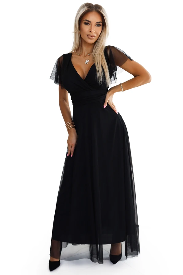 Ilga juoda suknelė su elegantiškomis permatomomis rankovėmis ir subtiliu V formos iškirpimu. Suknelė puikiai tinka ypatingoms progoms, suteikianti rafinuotumo ir elegancijos.