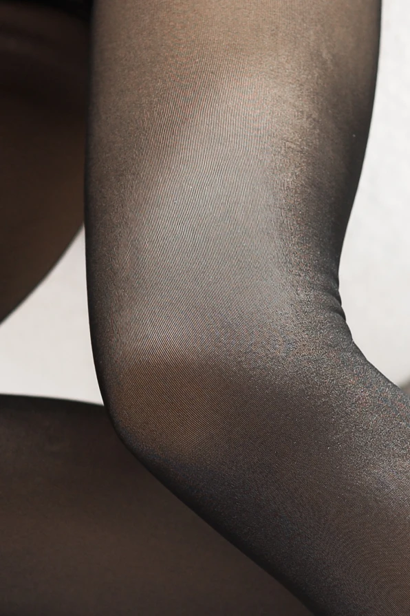 Elastingos, šiltos pėdkelnės juodos spalvos, puikiai priglundančios prie kūno. Idealiai tinka šaltam orui, suteikiančios komfortą ir eleganciją.