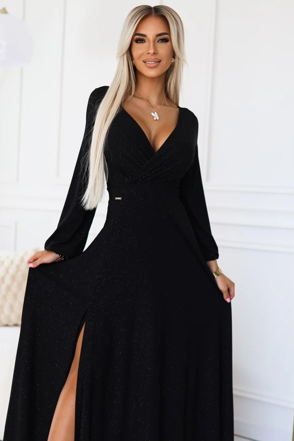 Ilga, juoda, blizganti suknelė su giliu iškirpimu ir aukštu skeltuku, suteikianti elegancijos ir prabangos įspūdį. Suknelė turi ilgomis rankovėmis ir subtilų blizgesį, puikiai tinkančią ypatingoms progoms.