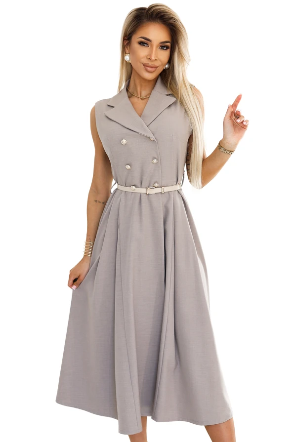 Elegantiška pilka suknelė be rankovių su dviguba sagų eile ir klasikinio stiliaus apykakle. Suknelė turi priderintą diržą, kuris pabrėžia liemenį, ir elegantiškai krintančią midi ilgio sijoną.